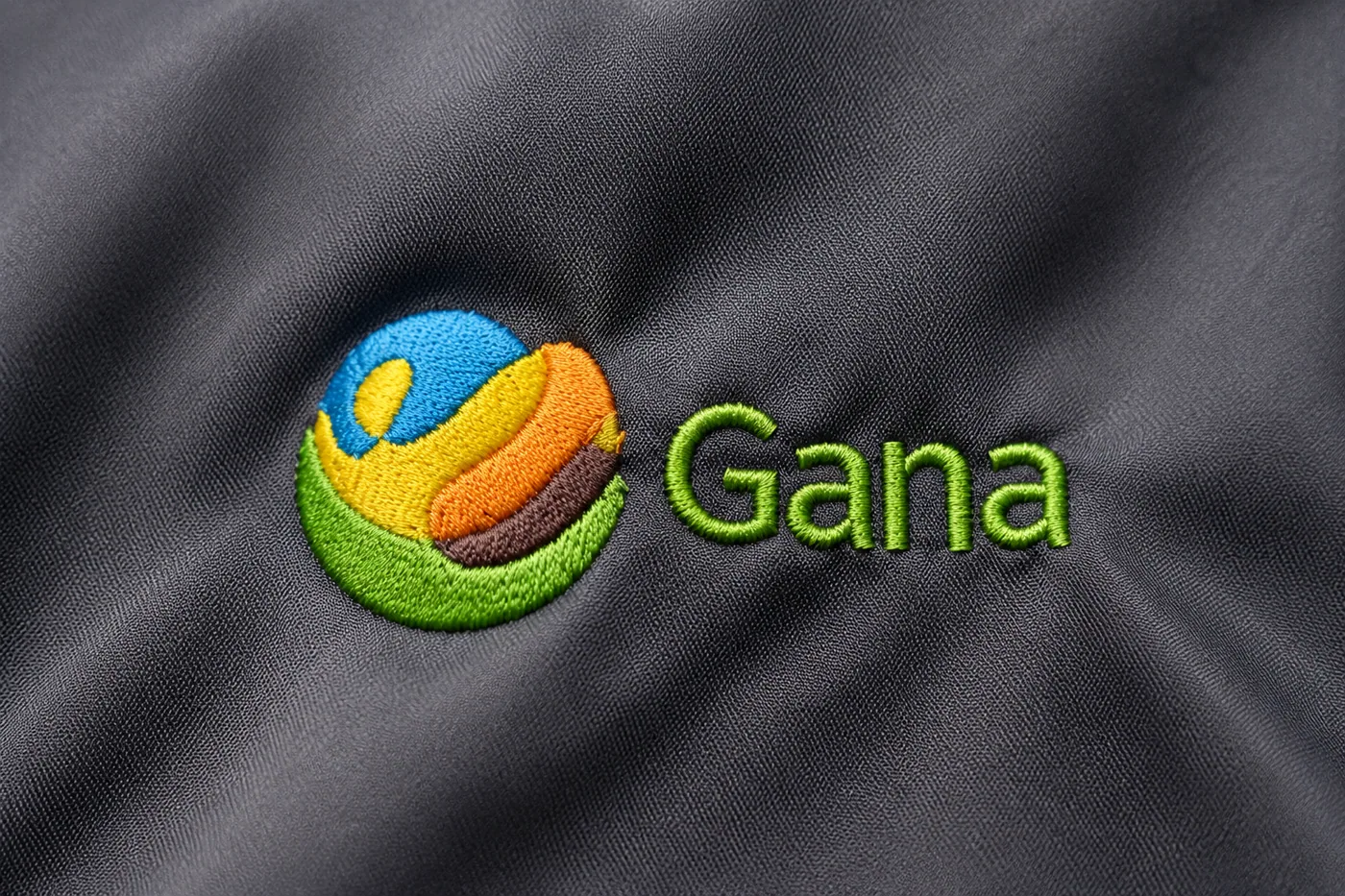 Detalle de un logotipo bordado sobre tela